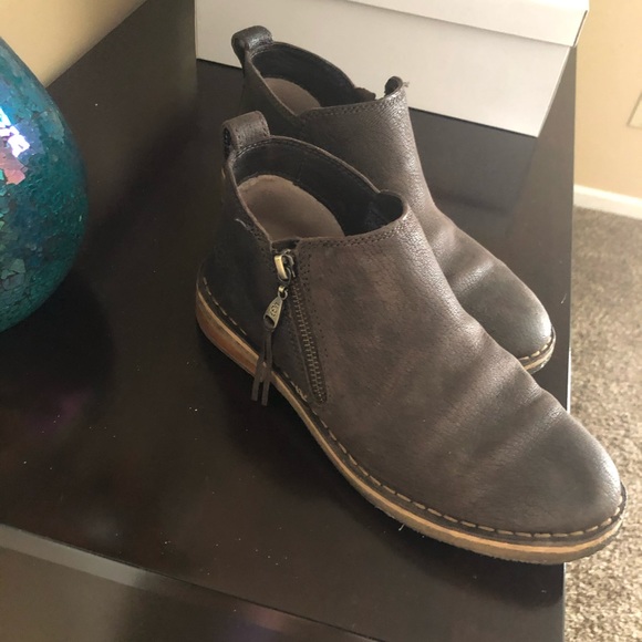 Ugg - Picture 2 of 4